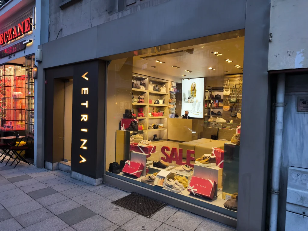 Mağaza vitrin camı tasarımı ve profesyonel montaj uygulaması - Garant Cam