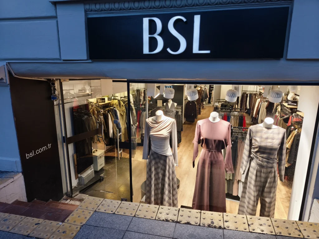 Mağaza vitrin camı tasarımı ve profesyonel montaj uygulaması - Garant Cam