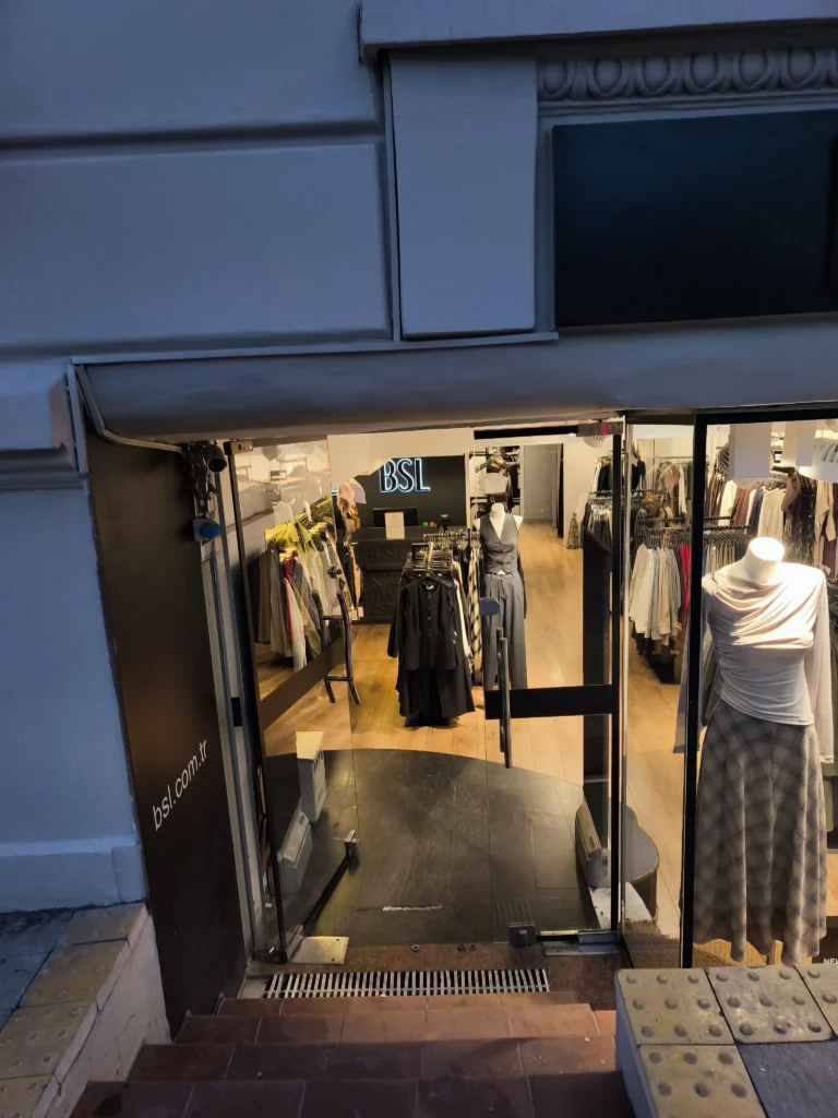 Mağaza vitrin camı tasarımı ve profesyonel montaj uygulaması - Garant Cam