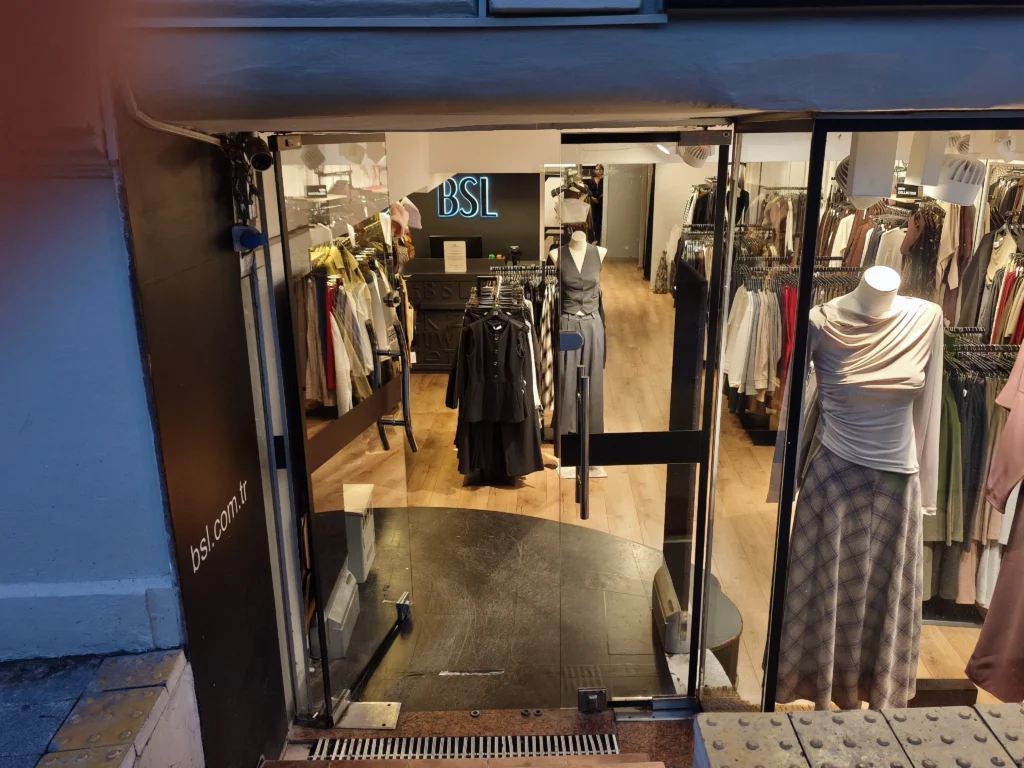 Mağaza vitrin camı tasarımı ve profesyonel montaj uygulaması - Garant Cam