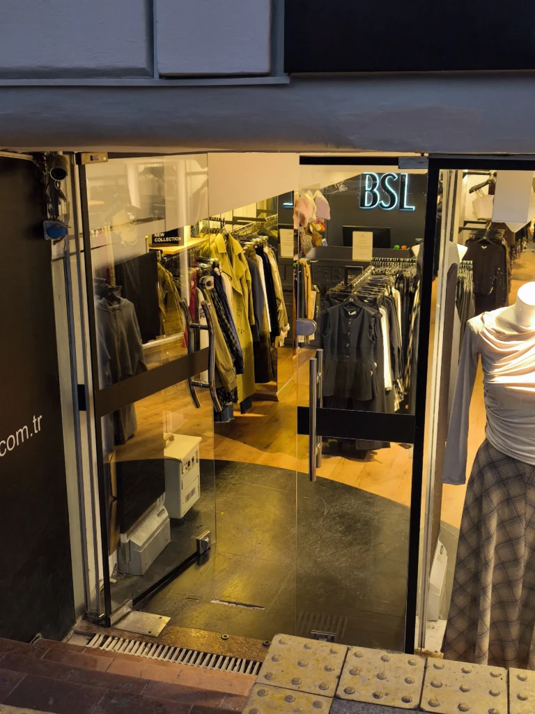 Mağaza vitrin camı tasarımı ve profesyonel montaj uygulaması - Garant Cam