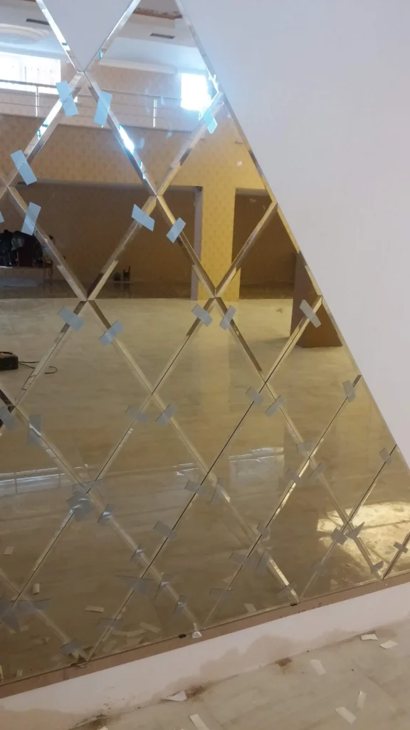 Etiler lüks daire salon baklava ayna kaplaması - Garant Cam