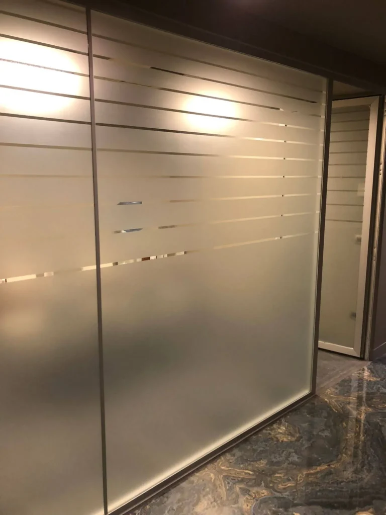 BUZLU CAM FİLMİ OFİS İÇİN DEKORATİF MODERN BUZLU CAM FİLMİ Bakırköy ofis için buzlu cam filmi montajı - Garant Cam