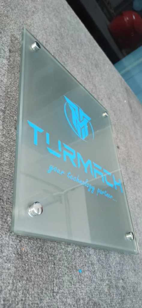 kapı giriş cam tabelası fiyat ve montajı - Garant Cam