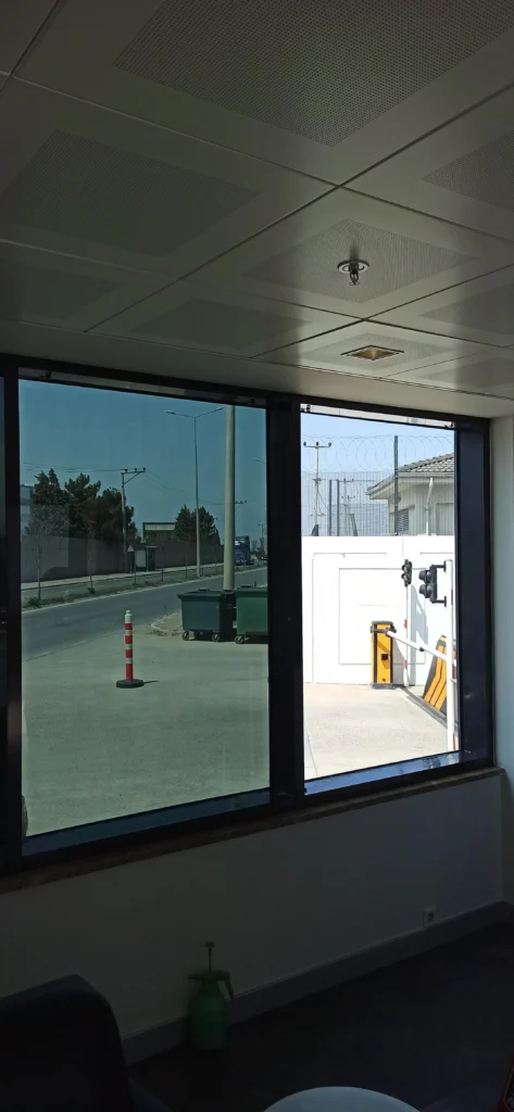 EV İÇİN CAM FİLMİ MODERN TASARIM İstanbul siyah cam filmi uygulaması - Garant Cam