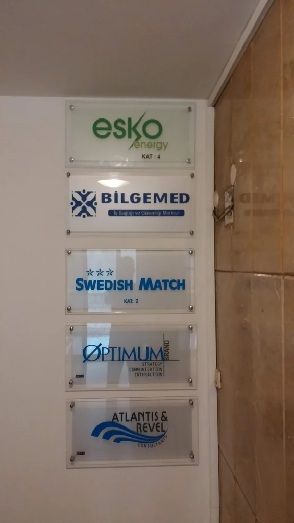 Maslak kapı giriş cam tabela fiyatı ve montajı - Garant Cam