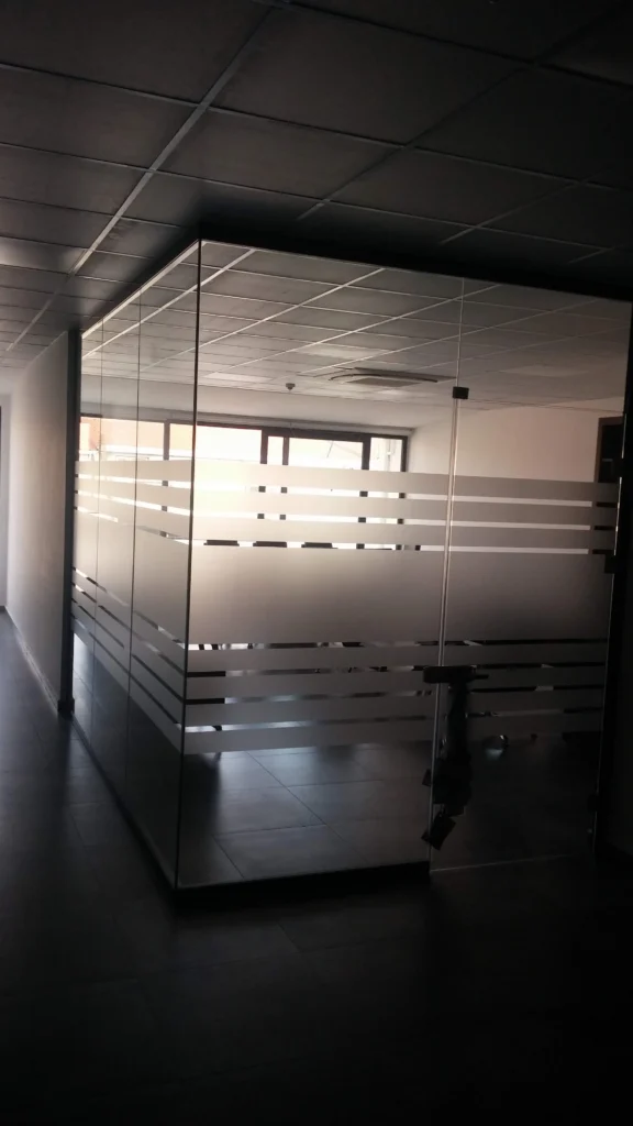 KUMLAMA CAM FİLMİ MODERN TASARIM Taksim ofis için çizgili cam filmi uygulaması - Garant Cam