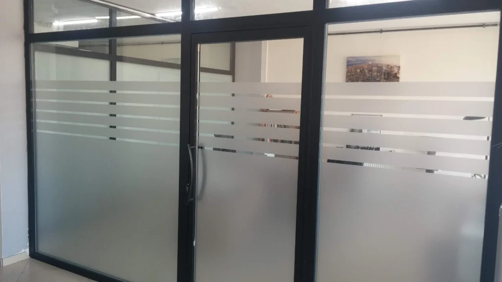 KUMLAMA CAM FİLMİ MODERN TASARIM Kumlama cam filmi uygulaması - Garant Cam