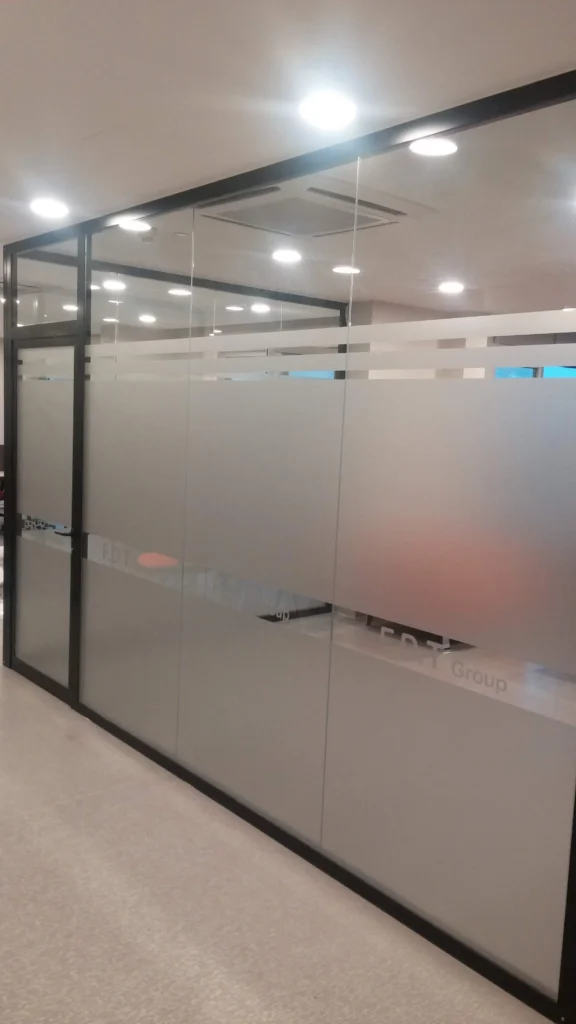 KUMLAMA CAM FİLMİ MODERN TASARIM Taksim ofis için çizgili cam filmi uygulaması - Garant Cam