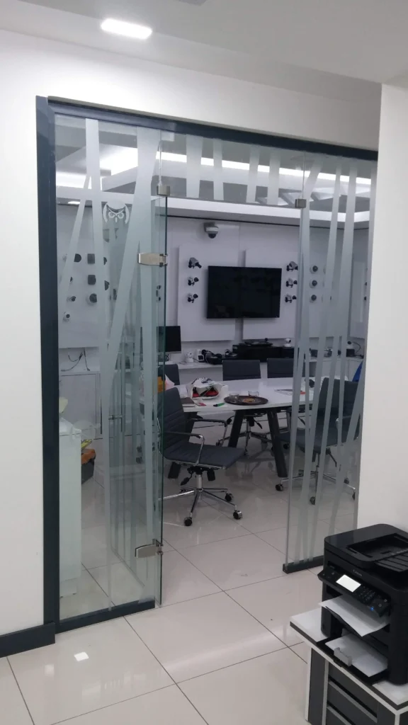 Maslak ofis cam bölme sistemleri ve cam kapı - Garant Cam