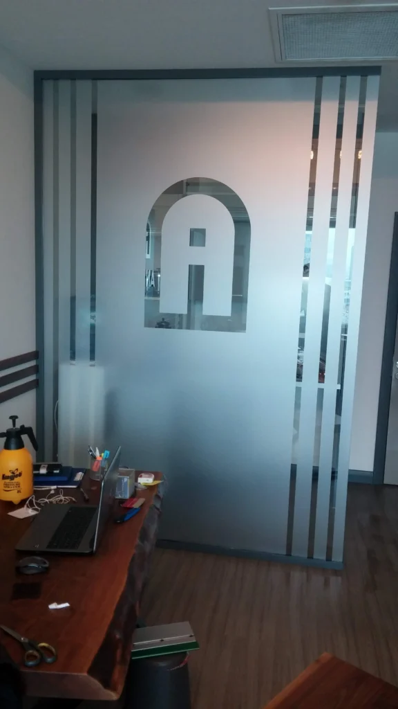 İstanbul logolu ofis cam filmi montajı - Garant Cam