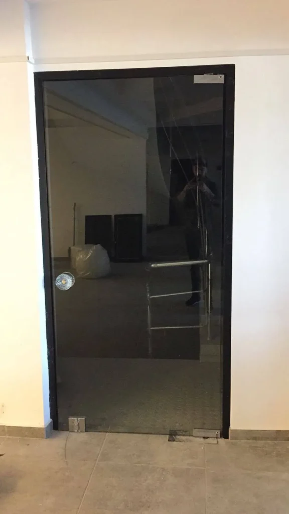 Kadıköy ofis için şeffaf cam kapı - Garant Cam