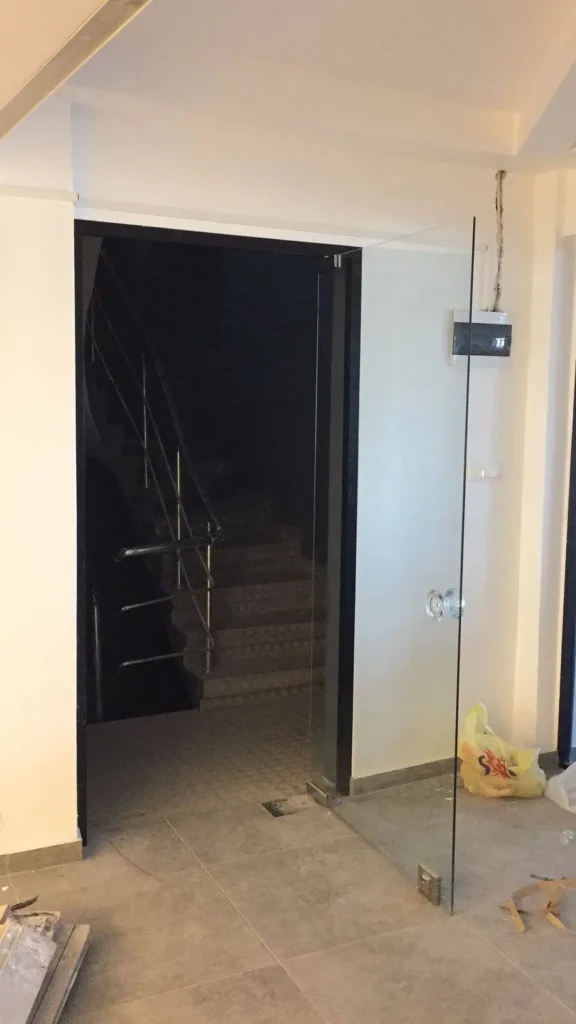 Kadıköy ofis için şeffaf cam kapı - Garant Cam