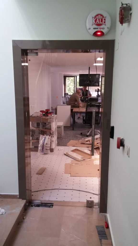 ofis için menteşeli cam kapı - Garant Cam