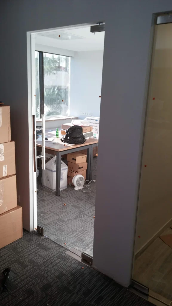 Gayrettepe ofis şeffaf cam kapı modelleri - Garant Cam