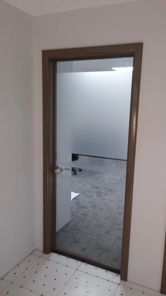 İSTANBUL SAKİNLERİ İÇİN MODERN CAM KAPI SEÇİMİ REHBERİ Ev ve ofis için çok şık modern tasarım sürgülü menteşeli cam kapılar - GARANT CAM