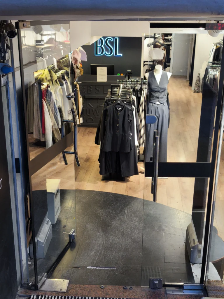 vitrin camı montajı ve tasarımı , alüminyum vitrin modelleri acil vitrin camı değişimi , kırık vitrin camı değişimi - GARANT CAM