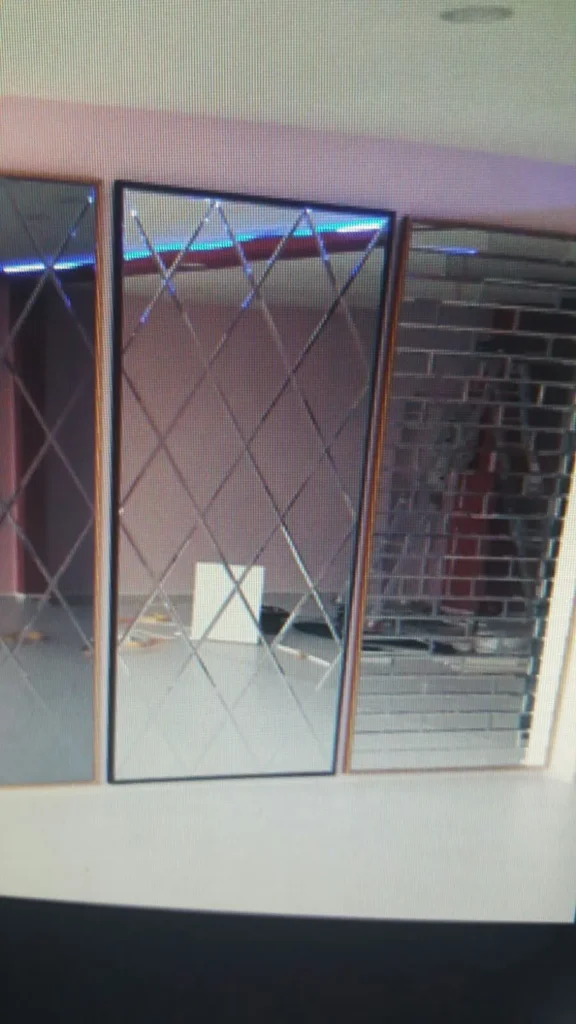 Ayna duvar kaplama İstanbul'da bir restoranda ayna paneli
Bir kafede barın arkasındaki ayna duvarı
Bir giyim butiğinde ayna paneli
Bir kuyumcuda ayna panelleri
Bir mağaza vitrininde ayna paneli
Bir butik deneme kabininde ayna panelleri
Kadıköy'de bir restoranda ayna duvarı
Şişli'de bir kafede ayna paneli
Beşiktaş'ta bir butikte ayna panelleri
Eğimli kenarlı dekoratif bir ayna paneli