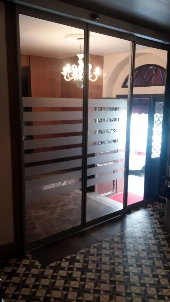  ofis cam bölmesi modern çalışma alanı