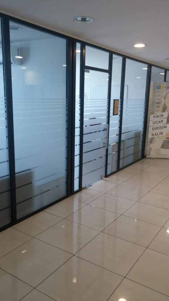 cam bolme Levent
Yönetici odası cam bölme sistemi