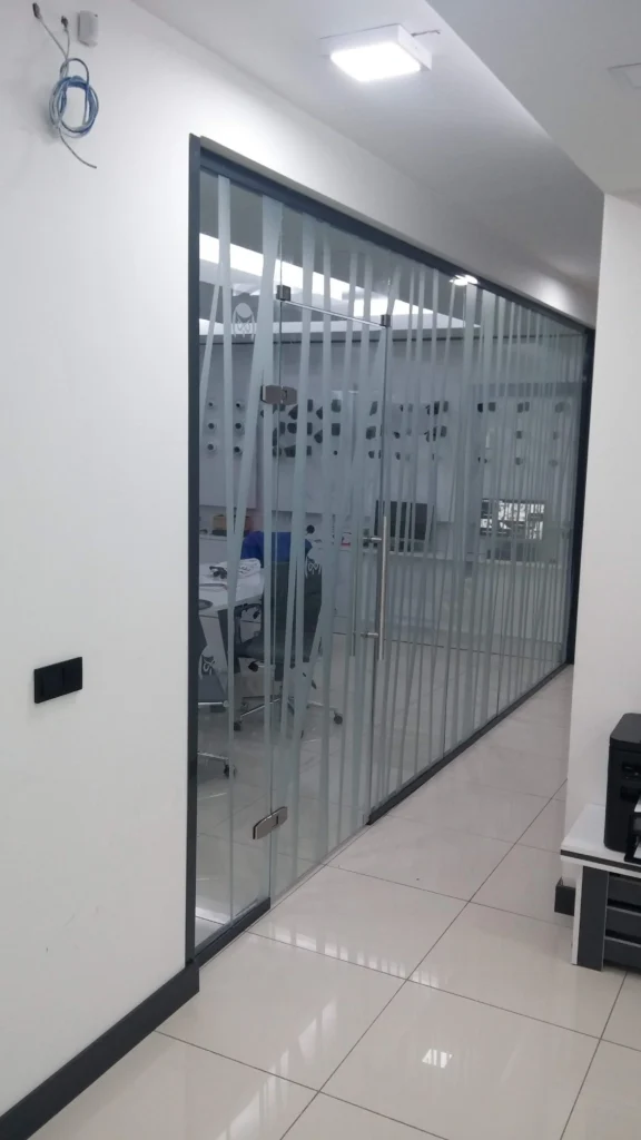 çerçevesiz ofis cam bölmesi

