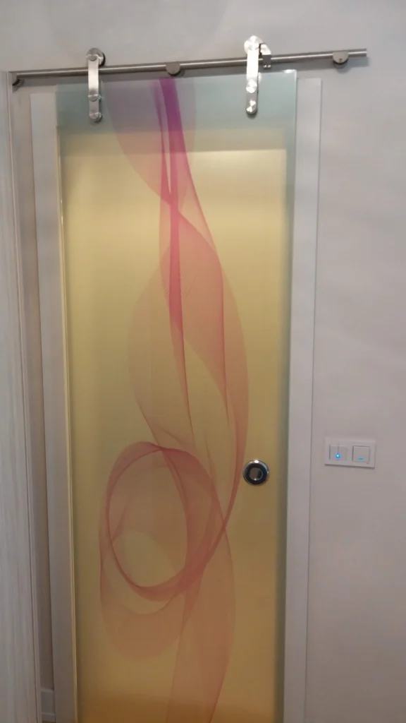 Sürgülü cam kapı ile modern daire 