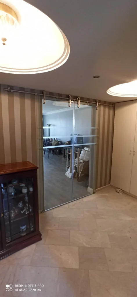  Mutfak ve salon arasında sürgülü cam kapı uygulaması
