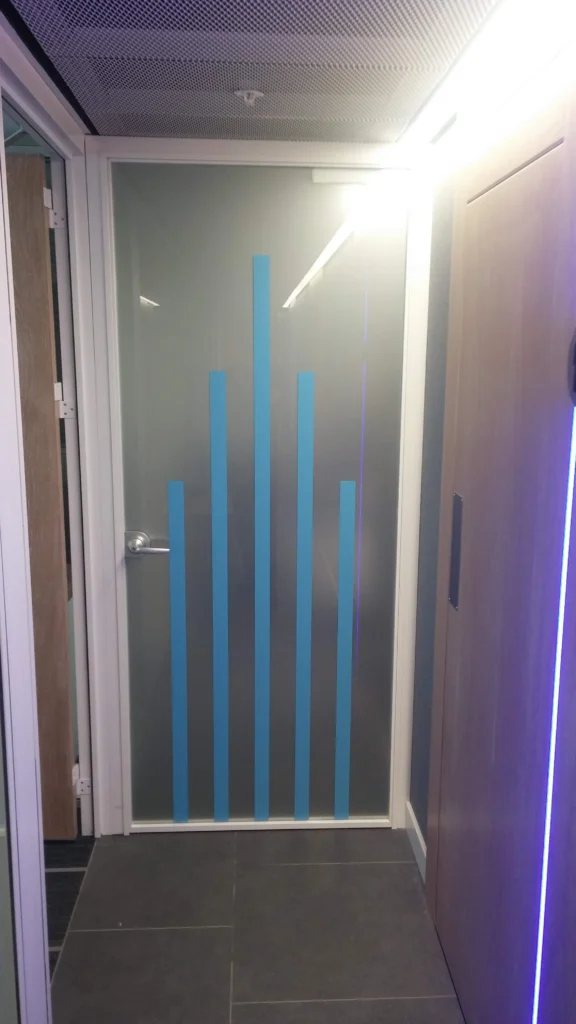 logolu ofis cam kapisi