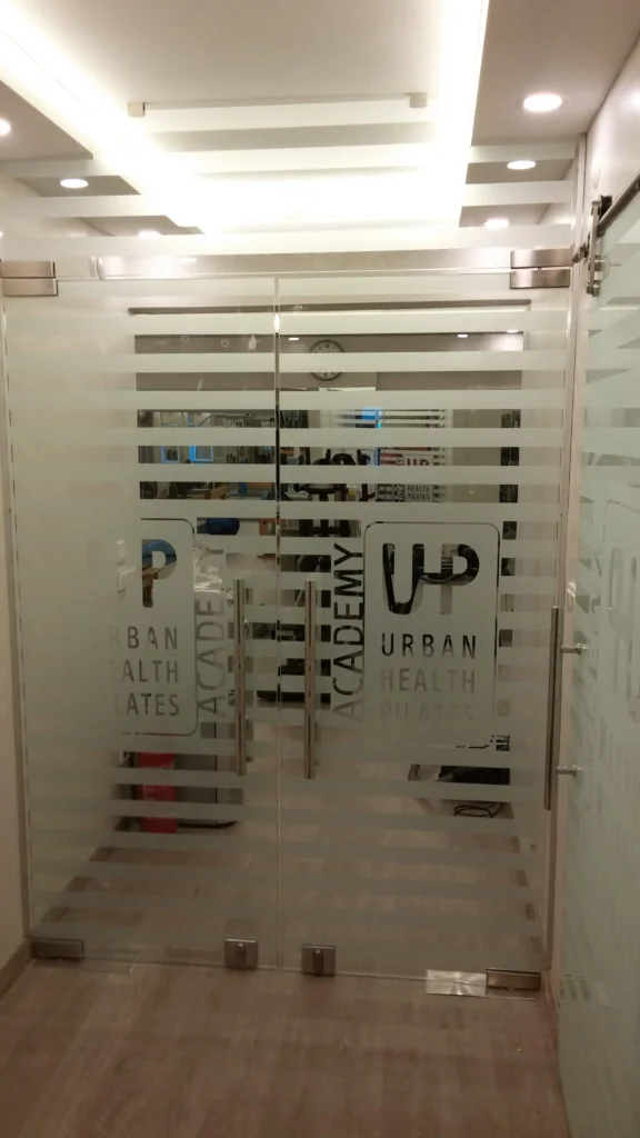 showroom cam kapi tasarimi